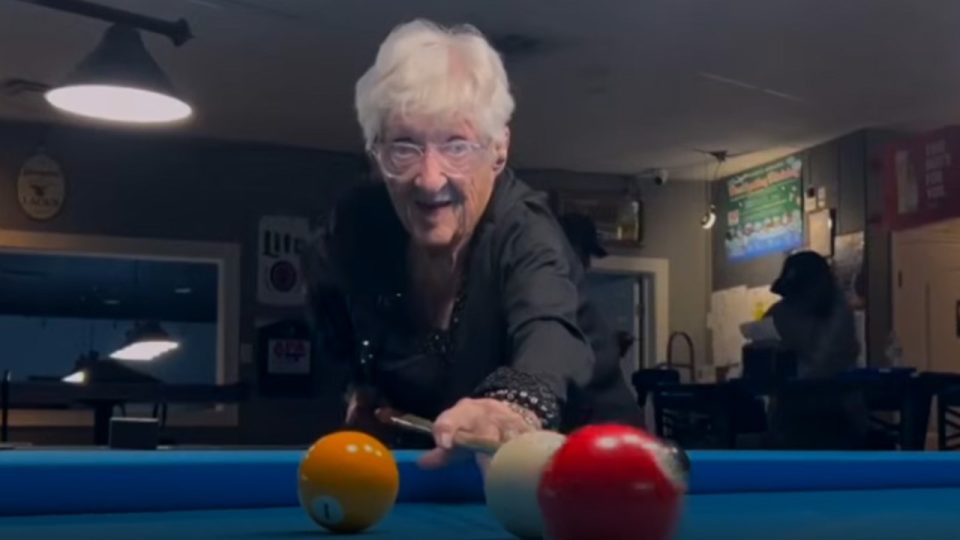 Maggie Kennedy Nenek Berusia 98 Tahun, Pemain Biliar Kompetitif Tertua di Dunia