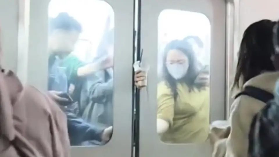 Genggam Gelas Minuman, Tangan Penumpang KRL Terjepit Pintu Kereta