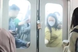 Genggam Gelas Minuman, Tangan Penumpang KRL Terjepit Pintu Kereta