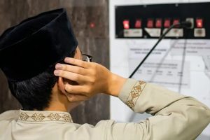 Ejek Azan Tak Merdu, Berujung Ke Pengadilan Karena Pergelangan Tangan Korban Patah