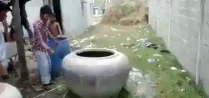 Isi Gentong Besar Ini Bisa Bikin Kamu Terkejut! Gak Percaya?