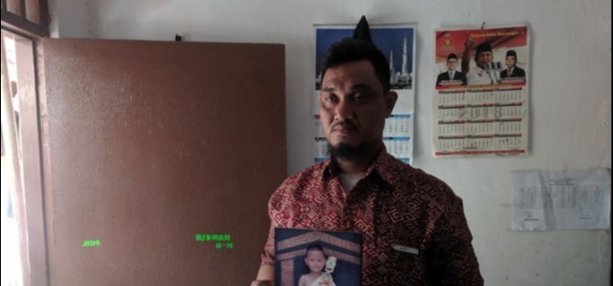 Viral Paman yang Menggendong Jenazah Keponakannya Karena Puskesmas Menolak Mengantar dengan Ambulans
