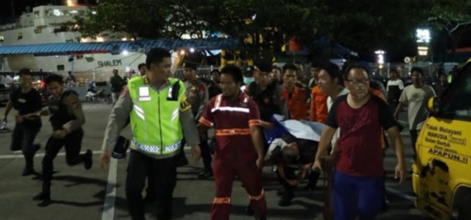 Sebuah Mobil Tercebur ke Laut di Pelabuhan Merak, Dua Orang di Dalam Mobil Berhasil Diselamatkan