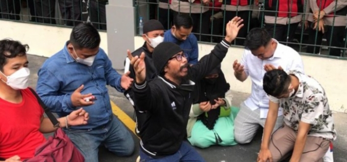 Tangis, Teriakan, dan Kekecewaan Para Korban Binomo Usai Hakim Putuskan Seluruh Aset Indra Kenz Disita Negara