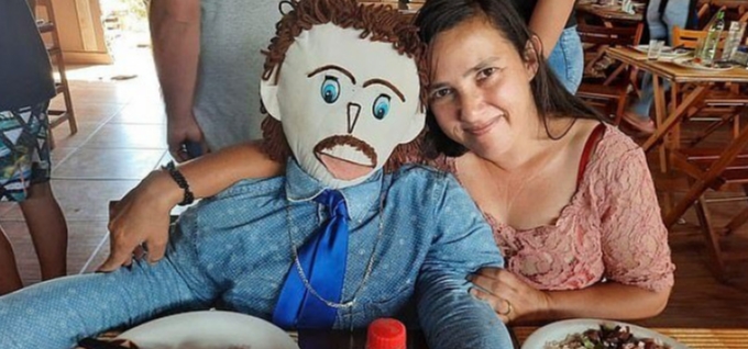 Kehaluan Seorang Wanita Brazil, Nikahi Boneka Kain Hingga 'Hamil' dan 'Melahirkan'