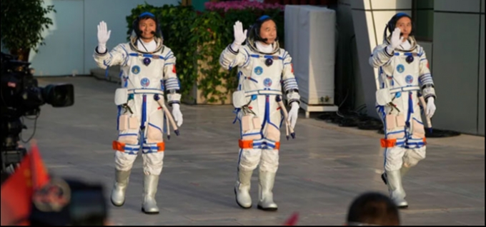 China Telah Terbangkan Astronot Sipil Pertamanya Ke Luar Angkasa