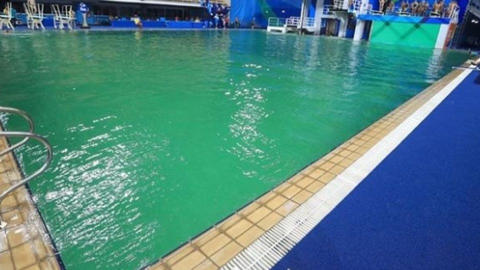 Waw! Kolam Renang Olimpiade Rio Mendadak Berubah Warna Jadi Hijau
