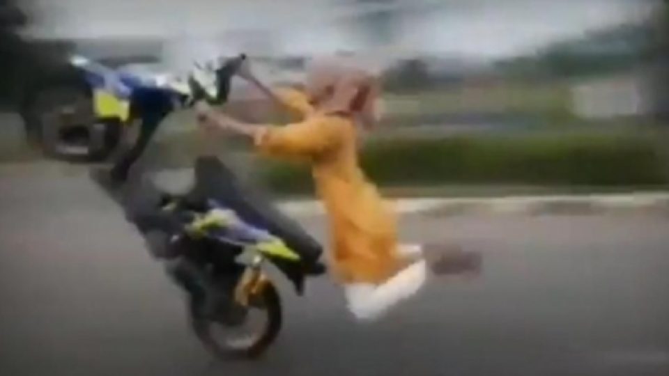 Video: Viral Seorang Ukhti Mencoba Beraksi di Atas Sepeda Motornya, Berujung Terbang dan Terjungkal