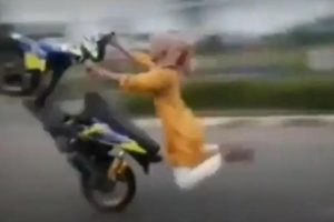 Video: Viral Seorang Ukhti Mencoba Beraksi di Atas Sepeda Motornya, Berujung Terbang dan Terjungkal