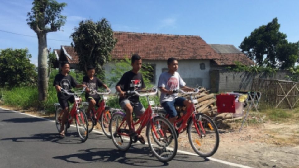 4 Siswa Belia Tempuh Jarak 5,5 Kilometer Demi Kembalikan Dompet Penuh Uang di Jalan Kepada Pemiliknya 