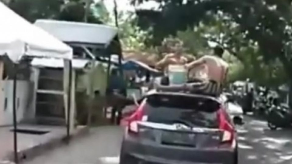 Dua Remaja Mandi di Atap Mobil yang Tengah Melaju di Jalan di Bulukumba, Sulawesi Selatan