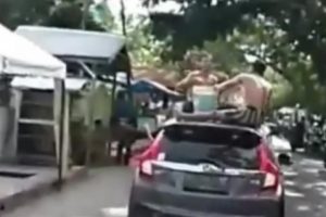 Dua Remaja Mandi di Atap Mobil yang Tengah Melaju di Jalan di Bulukumba, Sulawesi Selatan
