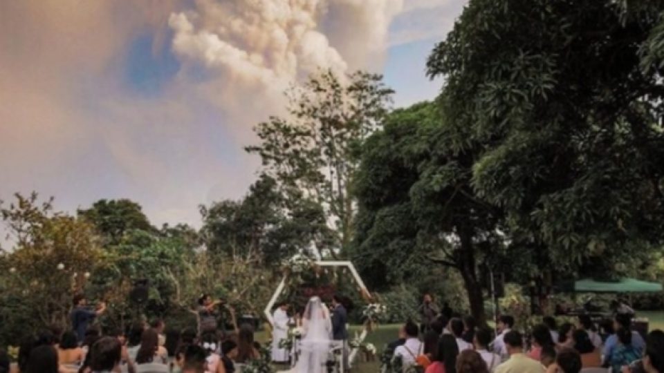 Gunung d Filipina Erupsi, Pernikahan Tetap Lanjut!