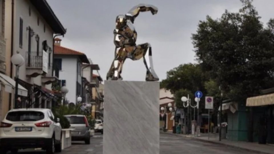 Seniman Italia Ciptakan Patung Iron Man Untuk Mengenang Kematian Tony Stark di Avengers: Endgame