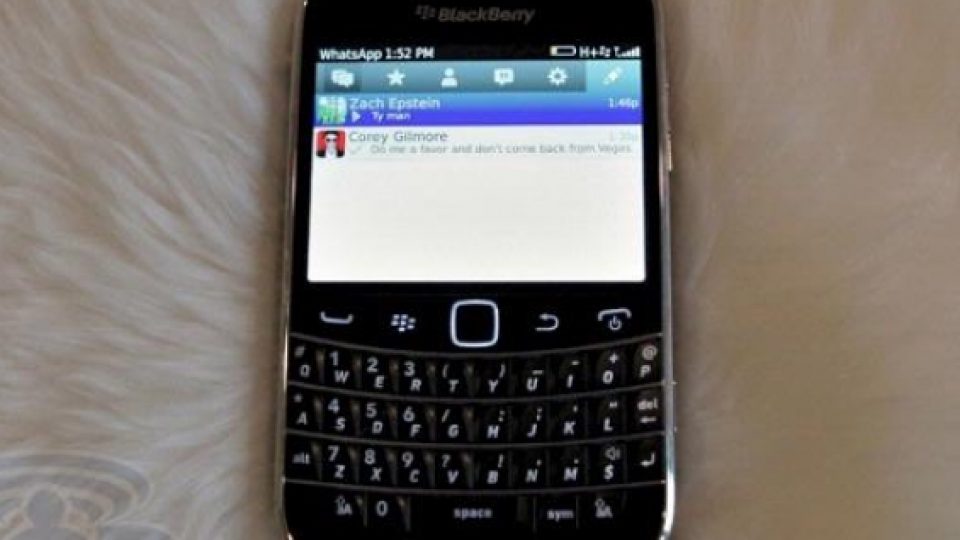 Mulai Akhir Tahun Ini Blackberry Tak Bisa Gunakan WhatsApp