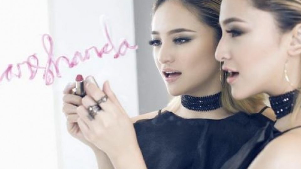 Waw! Belahan Dada Marshanda Terpampang di Majalah 