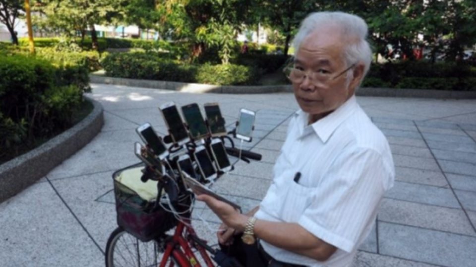 Kakek Ini Bawa 11 Smartphone Sekaligus Saat 'Berburu Pokemon'