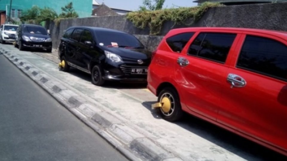 Viral Deretan Mobil Parkir di Trotoar di Solo Dapat 'Hadiah Digembok Ban' Oleh Dishub