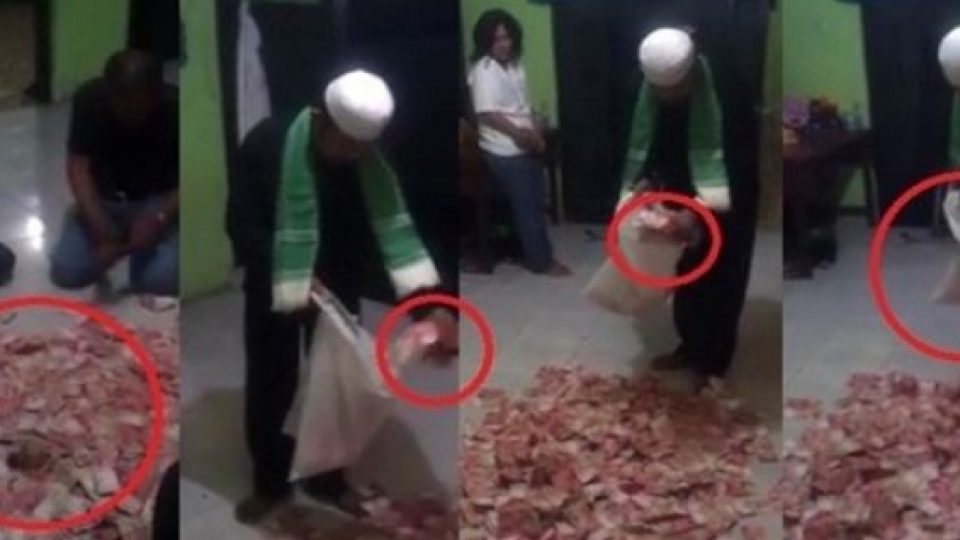 Heboh! Ustadz Keluarkan Uang yang Tidak Ada Habisnya Dari Plastik