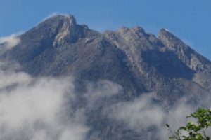 Gunung Merapi Muntahkan Awan Panas Hari Ini, Masyarakat Dihimbau Tetap Tenang