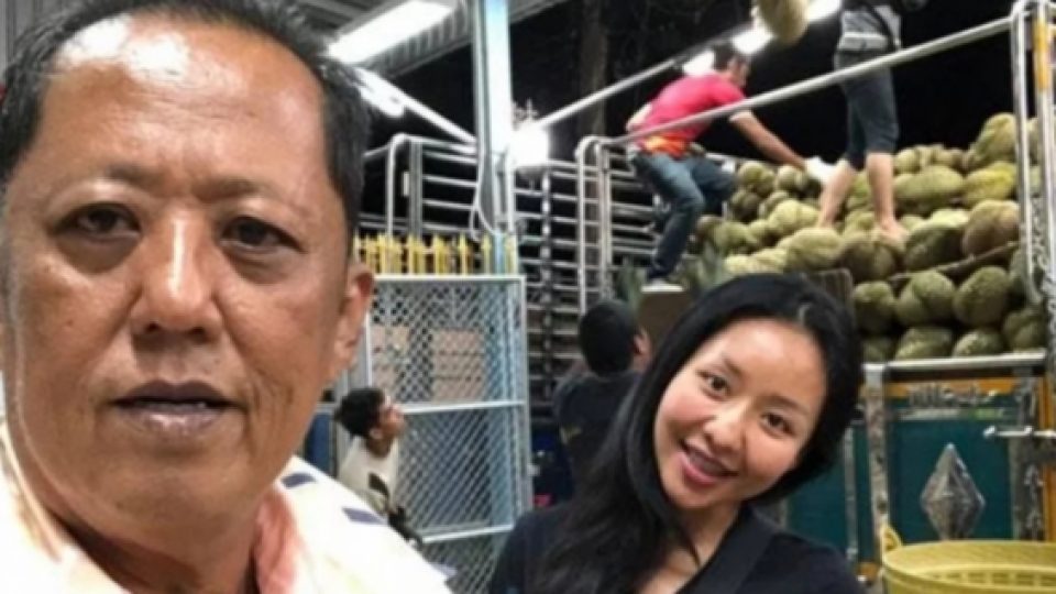 Pengusaha Durian Ini Tawarkan Uang, Emas dan Putri Bungsunya Bagi Pria Terpilih yang Mau Meneruskan Usaha Duriannya
