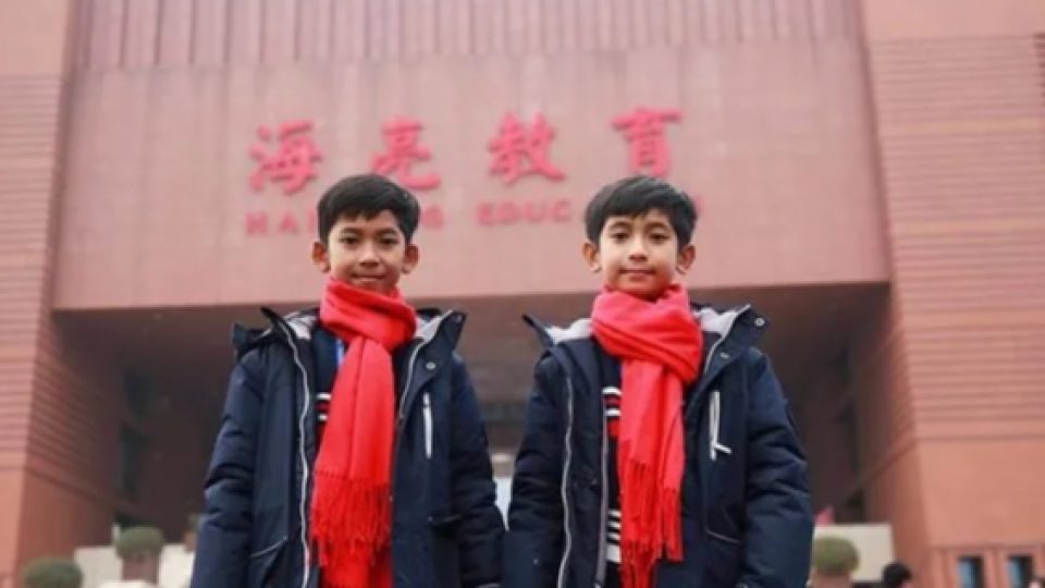 Bocah Kamboja Penjual Cinderamata yang Viral Karena Berbicara Lebih dari 10 Bahasa Kini Telah Dibiayai untuk Sekolah di China