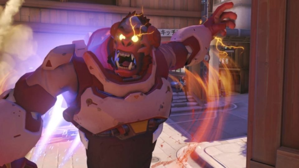 Keren! Gamer Ini Main Game Overwatch Pakai Pisang