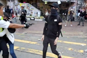 Hong Kong: Petugas Polisi (Lagi-lagi) Tembak Seorang Pria Dengan Peluru Asli Hingga Kritis