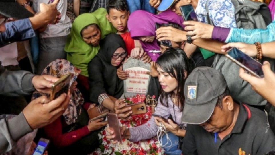 Fenomena Selfie di Makam BJ Habibie Buat Kemensos Tempatkan Sekuriti di TMP Kalibata
