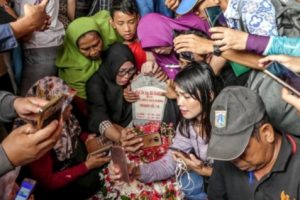 Fenomena Selfie di Makam BJ Habibie Buat Kemensos Tempatkan Sekuriti di TMP Kalibata