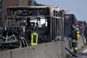 Seorang Sopir Bus di Italia Membajak Serta Membakar Busnya Sendiri yang Ditumpangi 51 Anak-Anak di Italia