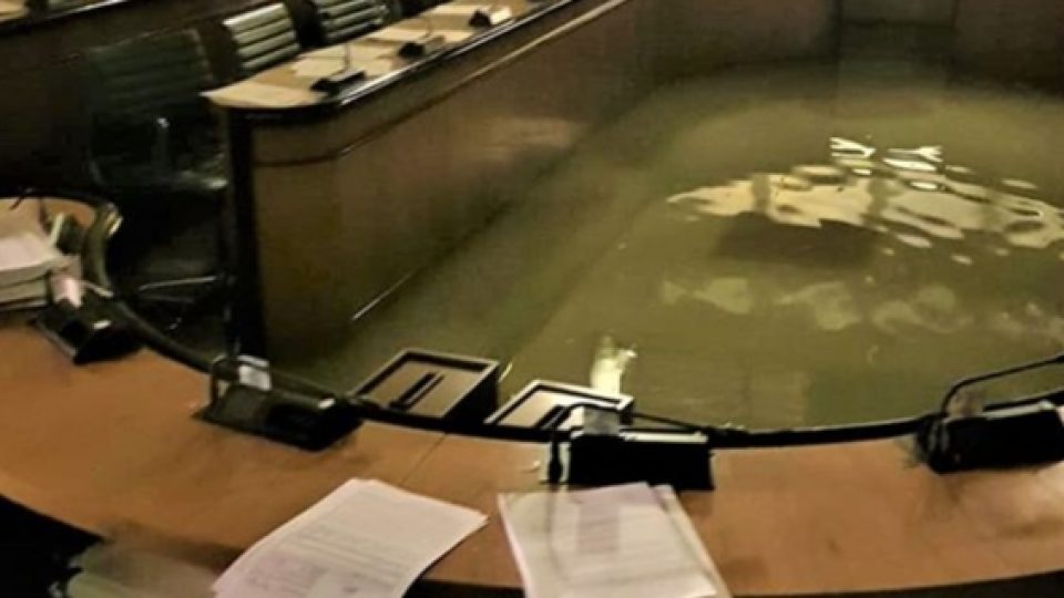 2 Menit Usai Tolak Usulan Pendanaan Demi Melawan Perubahan Iklim, Kantor Dewan Italia Diterjang Banjir