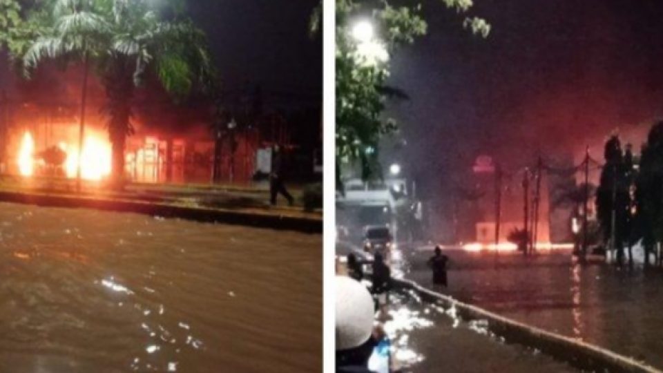 SPBU Shell Daan Mogot Terbakar Di Tengah-tengah Banjir yang Melanda Ibukota
