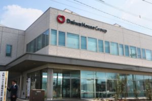 Gedung Bertenaga Surya Penuh Pertama di Jepang