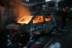 Bentrokan Menjalar ke Asrama Brimob, Menyebabkan Belasan Mobil Terbakar