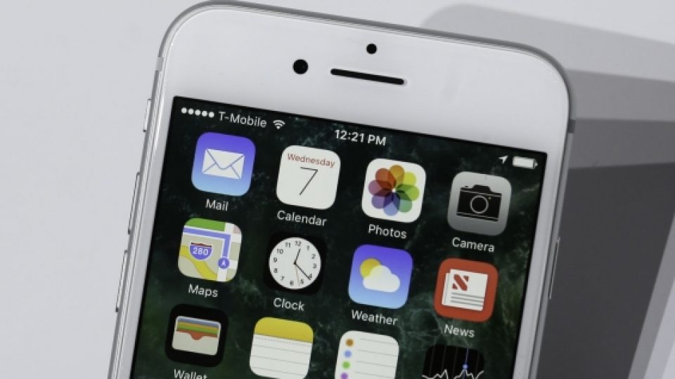 Uji Ketahanan, Pria Ini Nekat 'Siksa' iPhone 7 di Dalam Microwave