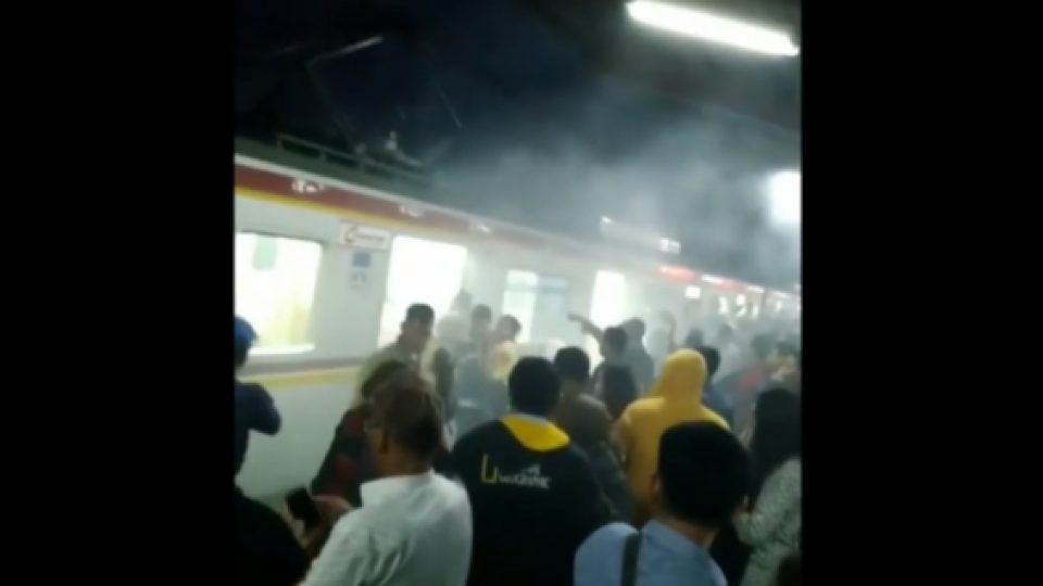 KRL Commuter Line Tujuan Bogor Keluarkan Asap di Stasiun Depok