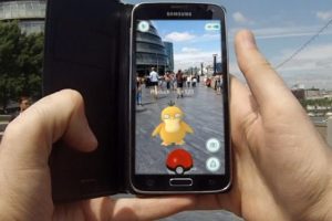 Fokus Berburu Pokemon Dua Pria Ini Jatuh Dari Tebing