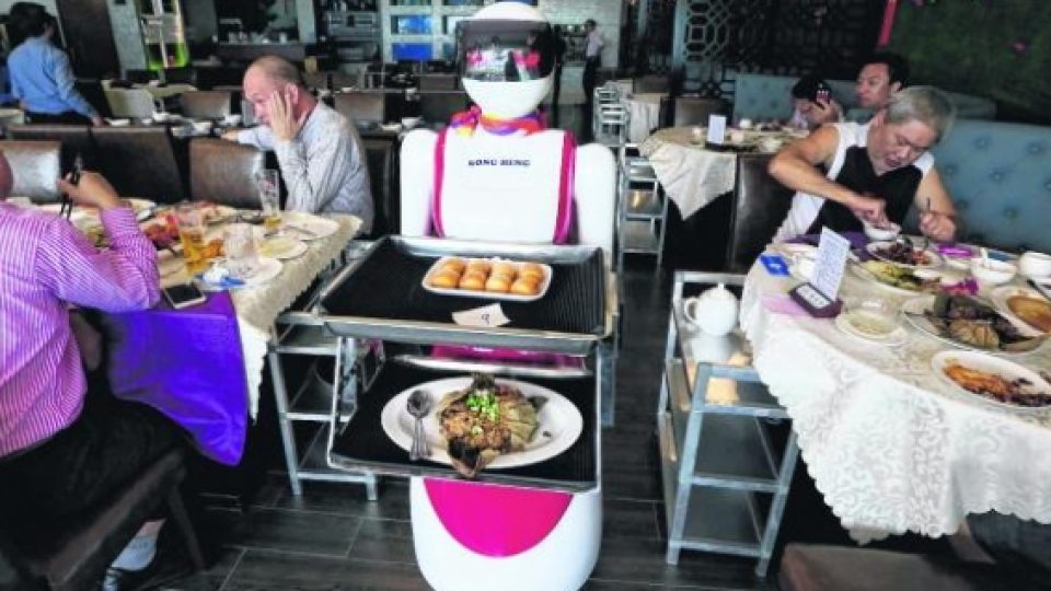 Rong Heng Seafood: Restoran Unik Dengan Pelayan Robot
