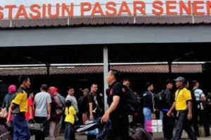 Stasiun Pasar Senen Dipadati Pemudik