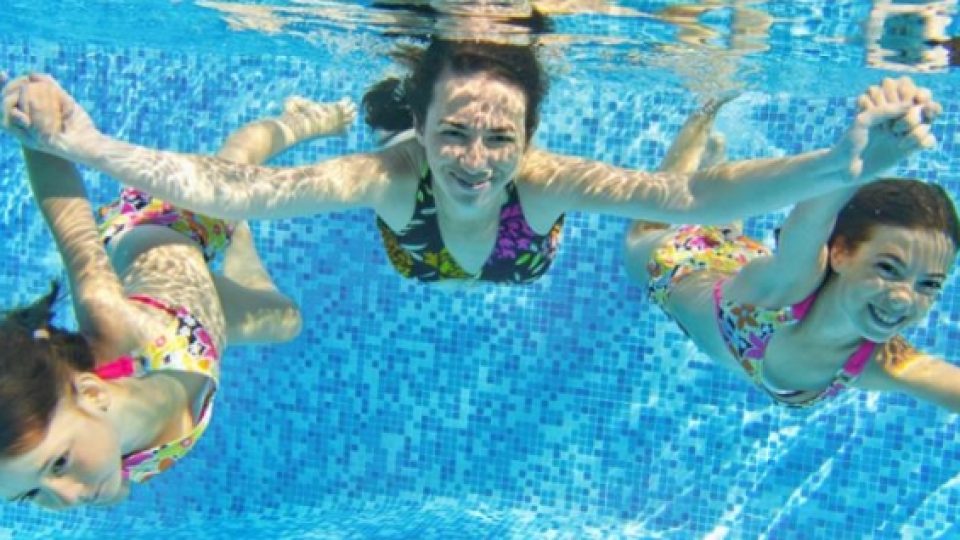 Tak hanya bikin segar, berenang juga bikin cerdas lho