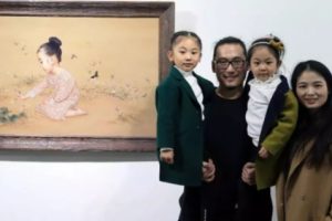 Seniman Tiongkok Lukis Pertumbuhan Kedua Putrinya di Atas Kanvas