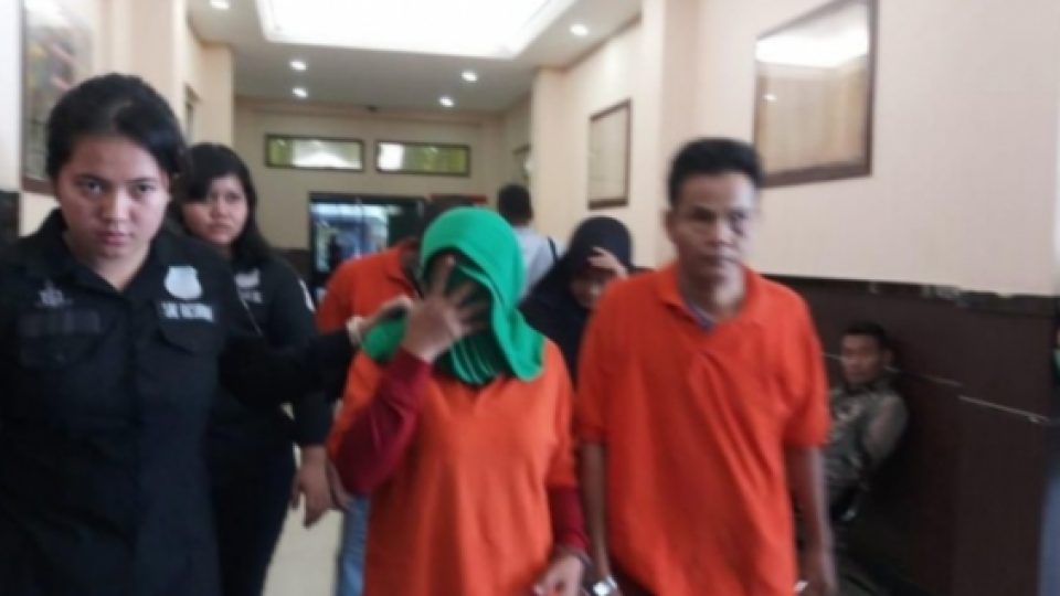 Seorang Ibu Tega Mengajak Putri Kandungnya yang Baru Berusia 15 Tahun Untuk Threesome Bersama Ayah Tiri