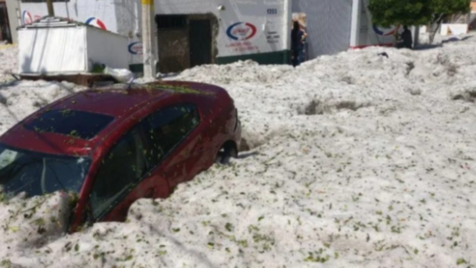 Dua Kota di Meksiko yang Terkenal Beriklim Panas Kini Terbenam Lapisan Es Setebal Hingga 1,5 Meter