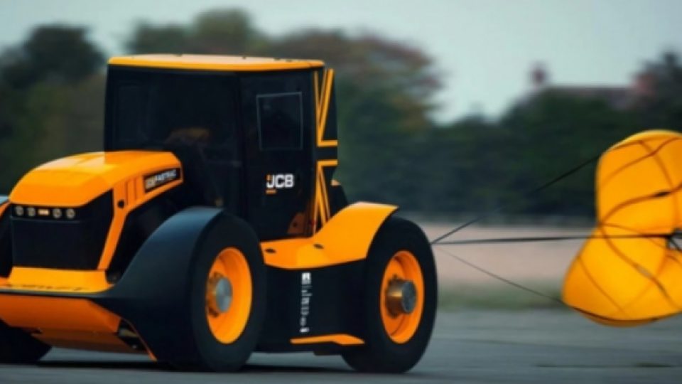 Traktor Ini Pecahkan Rekor Guinness Book of World Records Sebagai Traktor Tercepat di Dunia