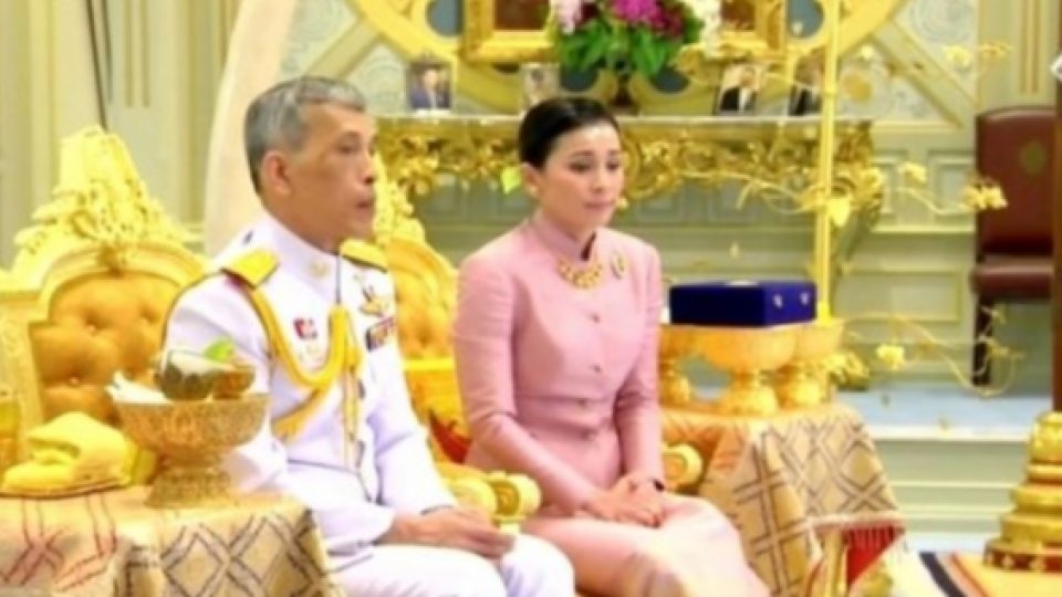 Raja Thailand Sunting Pengawal Pribadinya dan Mengangkatnya Sebagai Ratu