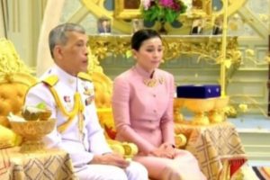 Raja Thailand Sunting Pengawal Pribadinya dan Mengangkatnya Sebagai Ratu