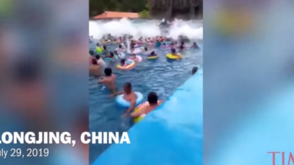 [Video] 44 Orang Cedera Diterjang 'Tsunami' Buatan di China