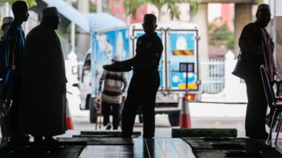 Negara Bagian di Malaysia Turunkan Aparat yang Menyamar Jadi Koki dan Pelayan Untuk Memata-matai Umat Muslim yang Tidak Puasa