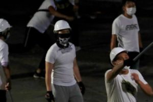 Hong Kong Mencekam: Sekelompok Pria Tak Dikenal Menghajar Orang-Orang Secara Membabi Buta di Hong Kong